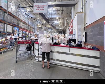 Calgary, Alberta, Kanada. Juni 2025. Ein belebter Costco Warenrücksendeschalter erfasst den Kundendienstfluss innerhalb des riesigen Lagers Stockfoto
