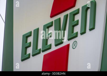 Calgary, Alberta, Kanada. Mai 2025. In der Nahaufnahme wird das sofort erkennbare 7-Eleven Logo mit seinem kräftigen grünen ELF Text und einem Hinweis auf das sichtbar Stockfoto
