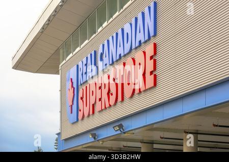 Calgary, Alberta, Kanada. Mai 2025. Das ikonische Real Canadian Superstore-Schild mit seinem auffälligen roten und blauen Schriftzug dominiert die Gebäudefassade Stockfoto