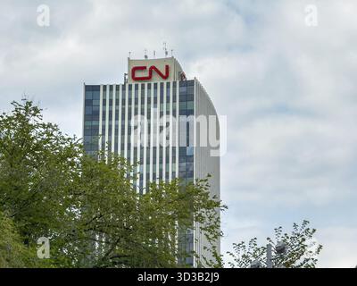 Edmonton, Alberta, Kanada. Mai 2025. Der CN Tower in Edmonton erhebt sich vor einem bewölkten Himmel, und sein unverwechselbares „CN“-Logo markiert ihn als herausragende Leistung Stockfoto