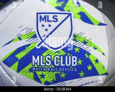 Calgary, Alberta, Kanada. April 2025. Nahaufnahme der Adidas MLS Club Match Ball Replik mit dem MLS Logo und dem dynamischen blau-grünen Design Stockfoto