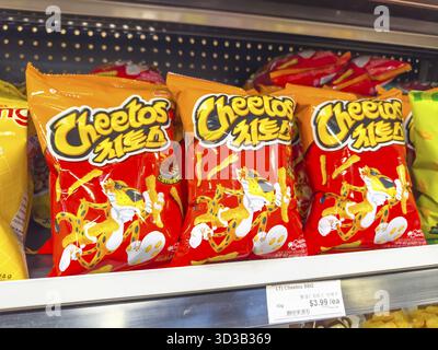 Calgary, Alberta, Kanada. April 2025. Ein Regal mit Lotte Cheetos Smokey BBQ - Korean Edition Stockfoto