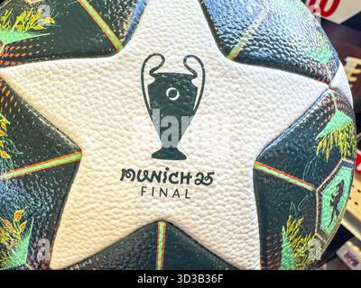 Calgary, Alberta, Kanada. April 2025. Nahaufnahme des Champions-League-Endfußballs für München 2025. Mit der legendären Trophäe und dem Sternenhimmel Stockfoto