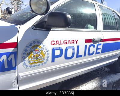 Calgary, Alberta, Kanada. April 2025. Eine Nahaufnahme eines Fahrzeugs des Polizeidienstes von Calgary zeigt das offizielle Wappen und den Buchstaben DER CALGARY-POLIZEI auf dem Wi Stockfoto
