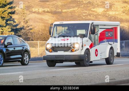 Calgary, Alberta, Kanada. April 2025. Ein moderner Canada Post Delivery Truck fährt über eine Autobahn und transportiert effizient Post und Pakete über t Stockfoto
