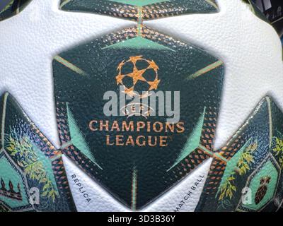 Calgary, Alberta, Kanada. April 2025. Nahaufnahme des offiziellen Fußballballs der UEFA Champions League 20225 mit dem legendären Star-Design Stockfoto