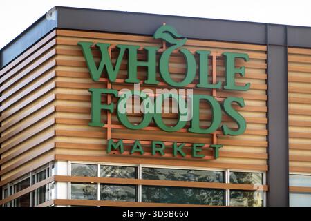 Victoria, British Columbia, Kanada. Februar 2025. Whole Foods Market mit auffälligen Schildern, die den Fokus der Marke auf natürliches und OP verdeutlichen Stockfoto