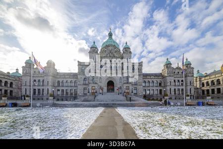 Victoria, British Columbia, Kanada. Februar 2025. Die majestätische Architektur der Parlamentsgebäude von British Columbia in Victoria bildet eine Winterlandschaft Stockfoto