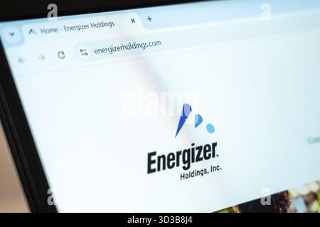 New York, USA – 07. Januar 2025: Website von Energizer Holdings auf einem Computerbildschirm mit Batterien, tragbaren Netzteilen und Energielösungen Stockfoto