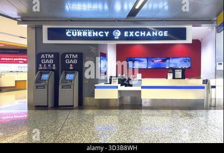 Calgary, Alberta, Kanada. Dezember 2024. Eine gut beleuchtete Geldwechselstube am Flughafen bietet praktische Services. Zwei Geldautomaten stehen bereit für quic Stockfoto
