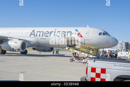 Los Cabos, B.C.S., Mexiko. November 2024. Ein American Airlines Airbus A321 parkt an einem Flughafensteig mit Bodenbesatzung, die Gepäck beladen und die vorbereiten wird Stockfoto