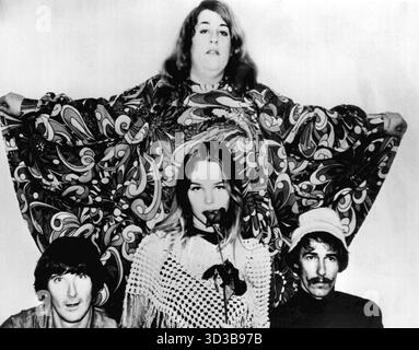 Foto der Musikgruppe The Mamas and the Papas aus der ABC-Fernsehsendung The Songmakers. Cass Elliot steht hinten, Denny Doherty. Michelle Phillips und John Phillips sind vorne. Stockfoto