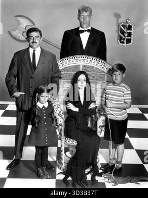 Foto der Hauptbesetzung der Fernsehsendung The Addams Family. Zurück von links – John Astin (Gomez), Ted Cassidy (Lurch). Stehend, vorne – Lisa Loring (Mittwoch), Ken Weatherwax (Pugsley). Sitzplatz-Carolyn Jones (Morticia). Stockfoto