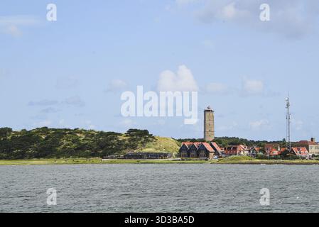 Terschelling, Niederlande. Juli 2024. Das Dorf West-Terschelling mit seinem berühmten Leuchtturm Brandaris. Stockfoto