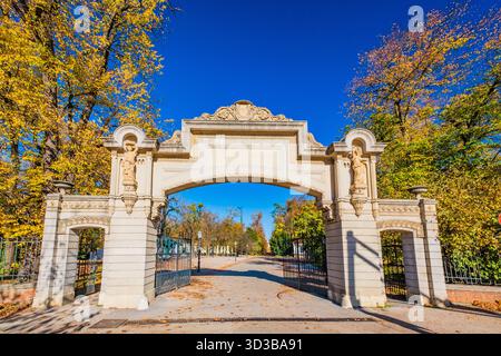 Arch in front of main entrance of Maksimir park in autumn in Zagreb, capital of Croatia Stockfoto