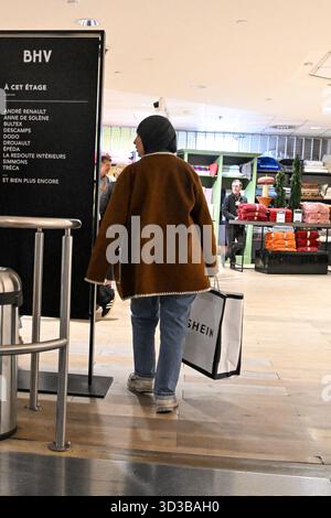 Paris, Frankreich. November 2025. Die Besucher besuchen das erste permanente Geschäft des Shein, das sich am 5. November 2025 im 6. Stock des Kaufhauses BHV Marais in Paris, Frankreich, befindet. Foto: Lionel Urman/ABACAPRESS.COM Credit: Abaca Press/Alamy Live News Stockfoto