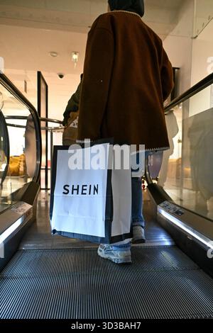 Paris, Frankreich. November 2025. Die Besucher besuchen das erste permanente Geschäft des Shein, das sich am 5. November 2025 im 6. Stock des Kaufhauses BHV Marais in Paris, Frankreich, befindet. Foto: Lionel Urman/ABACAPRESS.COM Credit: Abaca Press/Alamy Live News Stockfoto