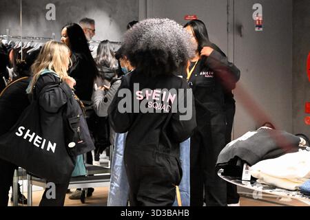 Paris, Frankreich. November 2025. Die Besucher besuchen das erste permanente Geschäft des Shein, das sich am 5. November 2025 im 6. Stock des Kaufhauses BHV Marais in Paris, Frankreich, befindet. Foto: Lionel Urman/ABACAPRESS.COM Credit: Abaca Press/Alamy Live News Stockfoto