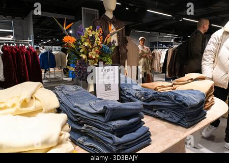 Paris, Frankreich. November 2025. Die Besucher besuchen das erste permanente Geschäft des Shein, das sich am 5. November 2025 im 6. Stock des Kaufhauses BHV Marais in Paris, Frankreich, befindet. Foto: Lionel Urman/ABACAPRESS.COM Credit: Abaca Press/Alamy Live News Stockfoto