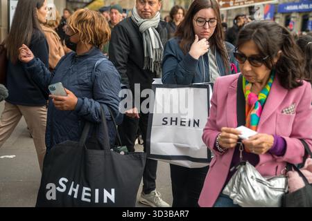 Paris, Frankreich. November 2025. Die Besucher besuchen das erste permanente Geschäft des Shein, das sich am 5. November 2025 im 6. Stock des Kaufhauses BHV Marais in Paris, Frankreich, befindet. Foto: Denis Prezat/ABACAPRESS.COM Credit: Abaca Press/Alamy Live News Stockfoto