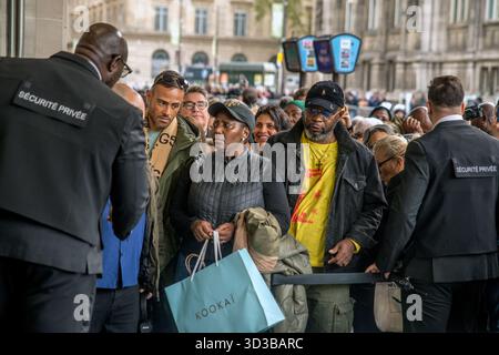 Paris, Frankreich. November 2025. Die Besucher besuchen das erste permanente Geschäft des Shein, das sich am 5. November 2025 im 6. Stock des Kaufhauses BHV Marais in Paris, Frankreich, befindet. Foto: Denis Prezat/ABACAPRESS.COM Credit: Abaca Press/Alamy Live News Stockfoto