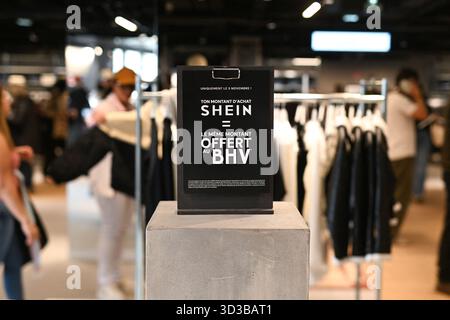 Paris, Frankreich. November 2025. Die Besucher besuchen das erste permanente Geschäft des Shein, das sich am 5. November 2025 im 6. Stock des Kaufhauses BHV Marais in Paris, Frankreich, befindet. Foto: Lionel Urman/ABACAPRESS.COM Credit: Abaca Press/Alamy Live News Stockfoto
