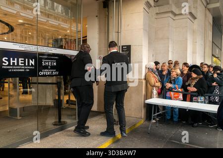 Paris, Frankreich. November 2025. Die Besucher besuchen das erste permanente Geschäft des Shein, das sich am 5. November 2025 im 6. Stock des Kaufhauses BHV Marais in Paris, Frankreich, befindet. Foto: Denis Prezat/ABACAPRESS.COM Credit: Abaca Press/Alamy Live News Stockfoto