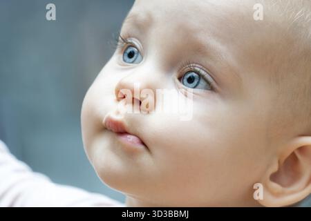 Porträt eines schönen Mädchens aus der Nähe, der zur Seite schaut Stockfoto