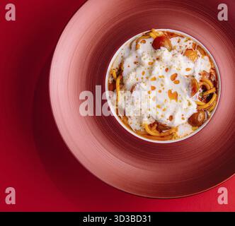 Essen, italienische Spaghetti-Pasta mit gebackenen Kirschtomaten Stockfoto