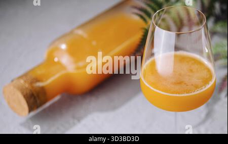 Essen, Orangensaft im Glas von oben Stockfoto