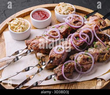 Essen, Kebabs vom Schweinefleisch auf Spießen auf Holzbrett Stockfoto