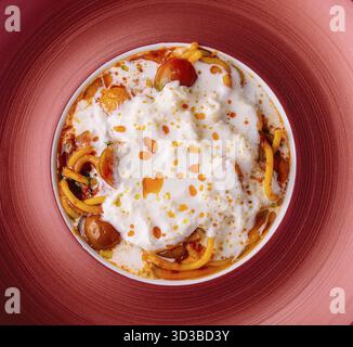 Essen, italienische Spaghetti-Pasta mit gebackenen Kirschtomaten Stockfoto