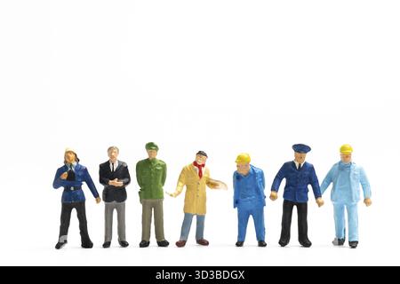 Miniaturmenschen verschiedene Berufe stehen auf weißem Hintergrund und Kopierraum für Ihren Text, Labour Day Konzept Stockfoto