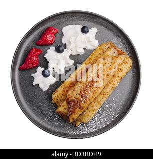Essen, Pfannkuchen auf einem Teller mit Erdbeeren, Schlagsahne Stockfoto