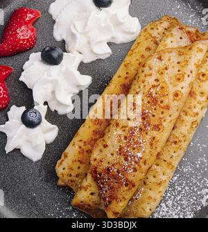 Essen, Pfannkuchen auf einem Teller mit Erdbeeren, Schlagsahne Stockfoto