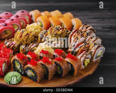 Essen, köstliche Auswahl an frisch zubereitetem Sushi Stockfoto