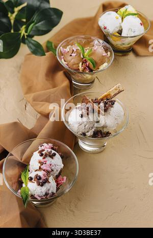 Essen, Eiskugeln in einem transparenten Glas Stockfoto