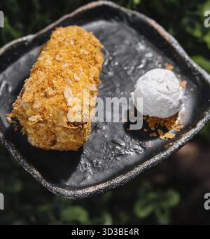 Essen, Blätterteigkuchen mit einer Schaufel Eis Stockfoto