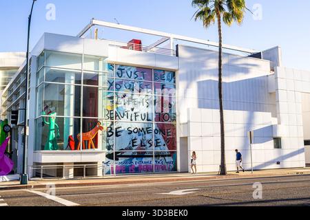 Außenansicht des Mr. Brainwash Art Museum am Rodeo Drive, Beverly Hills, mit einem Wandgemälde mit der Aufschrift „sei einfach du selbst; das Leben ist zu schön, um jemand anders zu sein“ Stockfoto