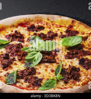 Essen, Pizza mit Hackfleisch und Mozzarella auf einem Steinbrett Stockfoto