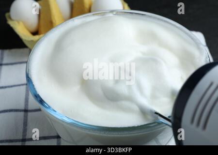 Eiweiß mit Handrührgerät am Tisch, Nahaufnahme Stockfoto