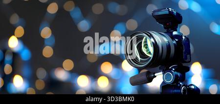 Professionelle Kamera vor verschwommenem Hintergrund mit Bokeh-Lichtern. Bannerdesign Stockfoto