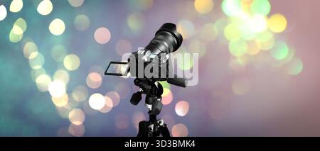 Professionelle Kamera gegen verschwommenes Licht, Bokeh-Effekt, Banner-Design Stockfoto