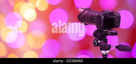 Professionelle Kamera gegen verschwommenes Licht, Bokeh-Effekt, Banner-Design Stockfoto