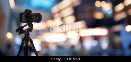 Professionelle Kamera auf Stativ vor verschwommenem Hintergrund. Bannerdesign Stockfoto