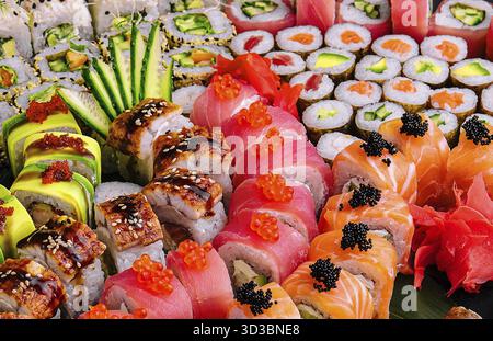 Essen, großes Sushi Set aus Nahaufnahme Hintergrund Stockfoto