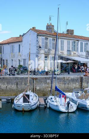 29. Juli 2025 - Saint-Martin-de-Re, Ile de Re, Frankreich - Hafengebiet und Eingang für Boote und Yachten nach Saint-Martin-de-Re in Frankreich Stockfoto