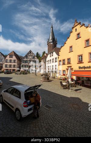 19. August 2025, Ottweiler (Saar), Saarland, Deutschland - Rathausplatz in der Altstadt mit dem Alten Wehrturm, rechter Rathausbäckerei. 00A250819D282CARO.JPG [MODELLVERSION: NEIN, EIGENSCHAFTSFREIGABE: NEIN (c) caro Images / Andreas Bastian, http://www.caro-im Stockfoto