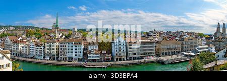 Panoramablick vom Lindenhof Park auf die Gebäude der Altstadt am Limmatquai in Zürich, Schweiz Stockfoto