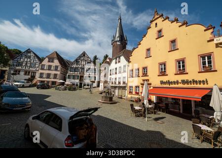 19. August 2025, Ottweiler (Saar), Saarland - Rathausplatz in der Altstadt mit dem Alten Wachturm, rechte Rathaubäckerei. 00A250819D281CARO.JPG [MODELLVERSION: NEIN, EIGENSCHAFTSFREIGABE: NEIN (c) caro Images / Andreas Bastian, http://www.caro-image Stockfoto